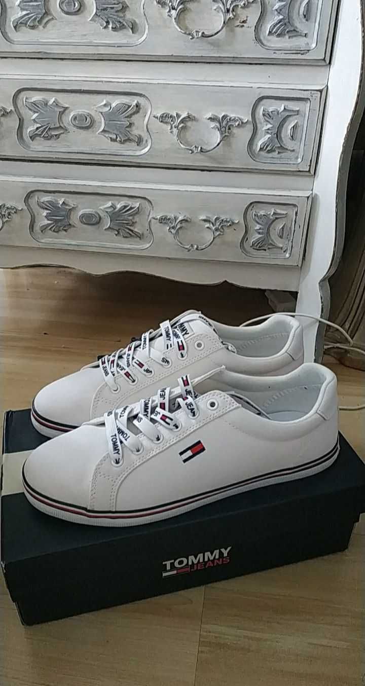 Buty Tommy Hilfiger NOwe sneakersy białe 41