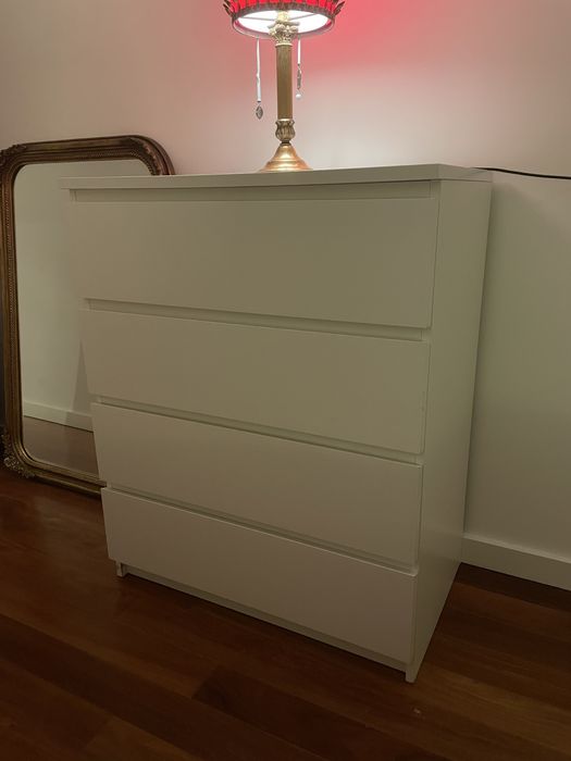Cómoda IKEA “Malm” 4 gavetas em perfeito estado