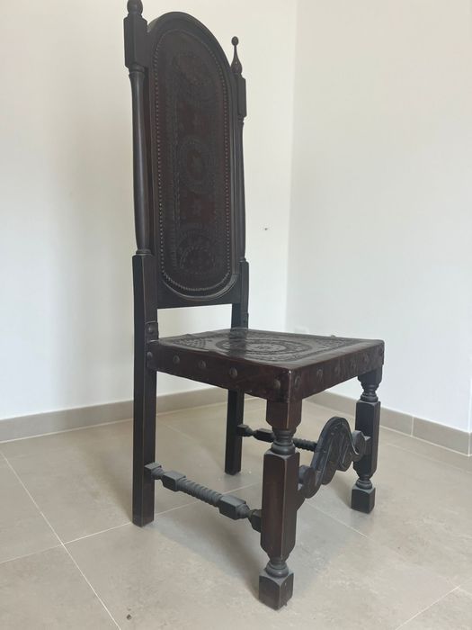 Cadeiras em madeira com forro em pele