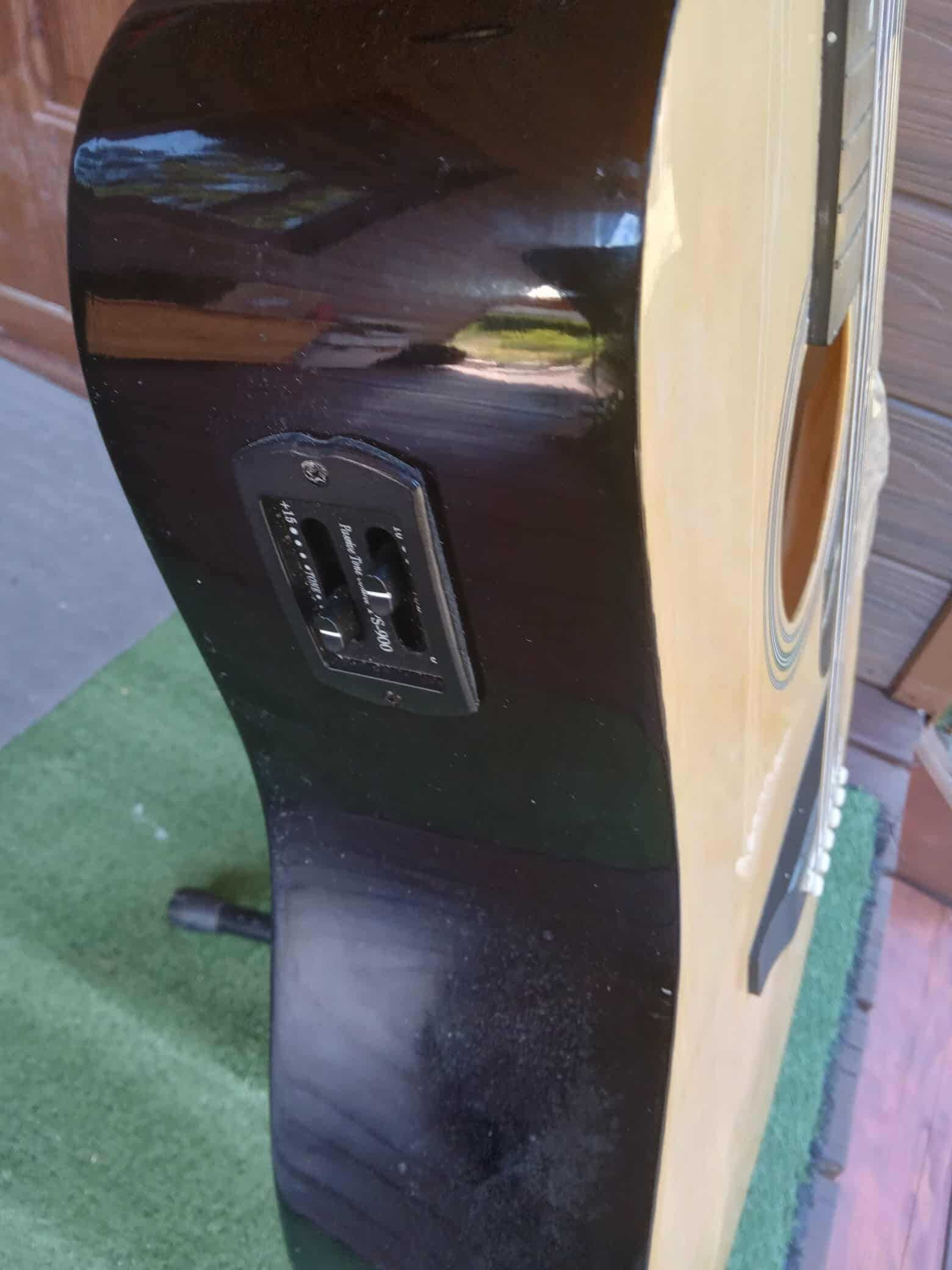 Gitara elektroakustyczna z cutawayem