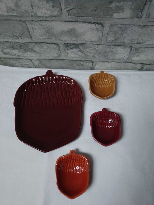 Ceramiczny zestaw do serwowania: talerz i 3 miseczki na sosy PRIMARK