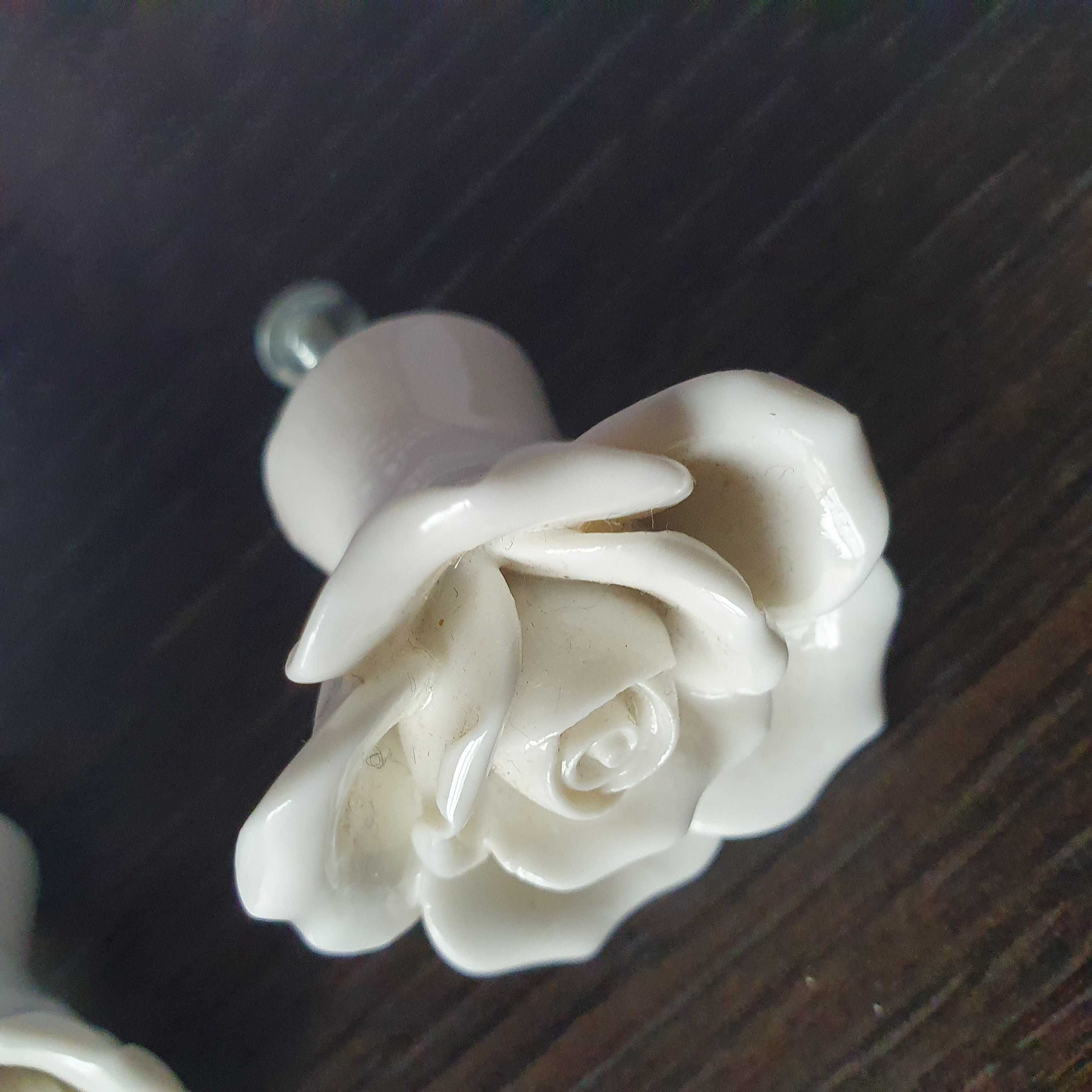 3 Puxadores de porcelana em forma de ROSA branca