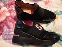 Buty damskie na koturnie sneakersy eleganckie zamszowe lakierowane