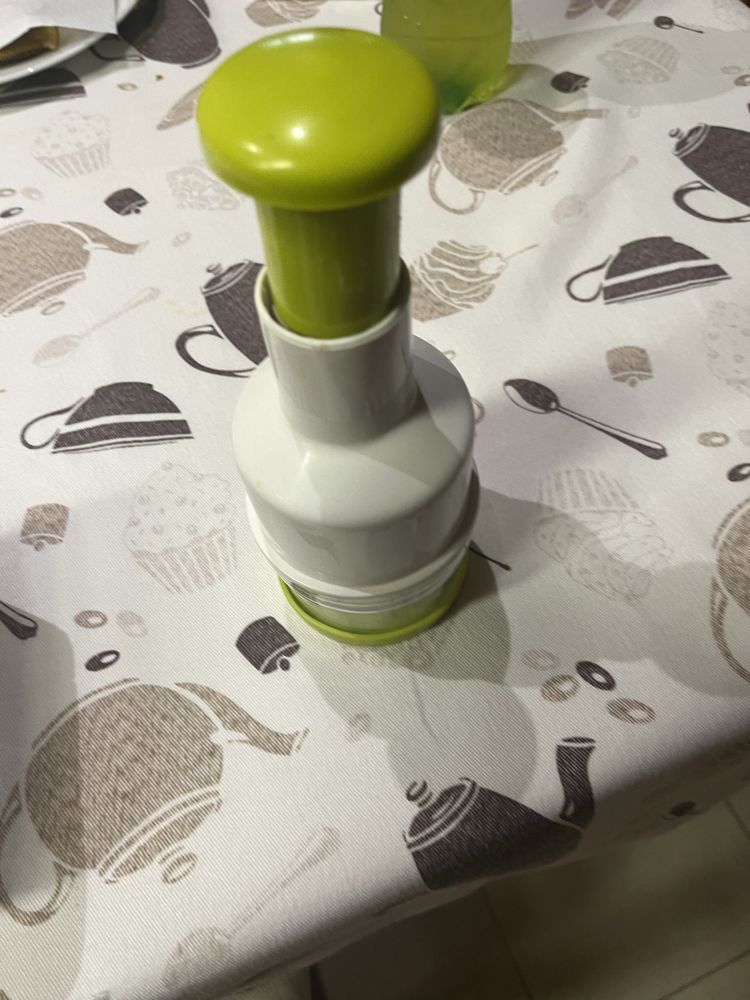 Dois acessorios de picar cebolas e alhos