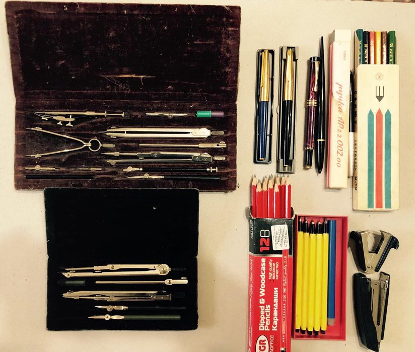 Готовальня, перья плакатные, механические карандаши, штампы с цифрам
