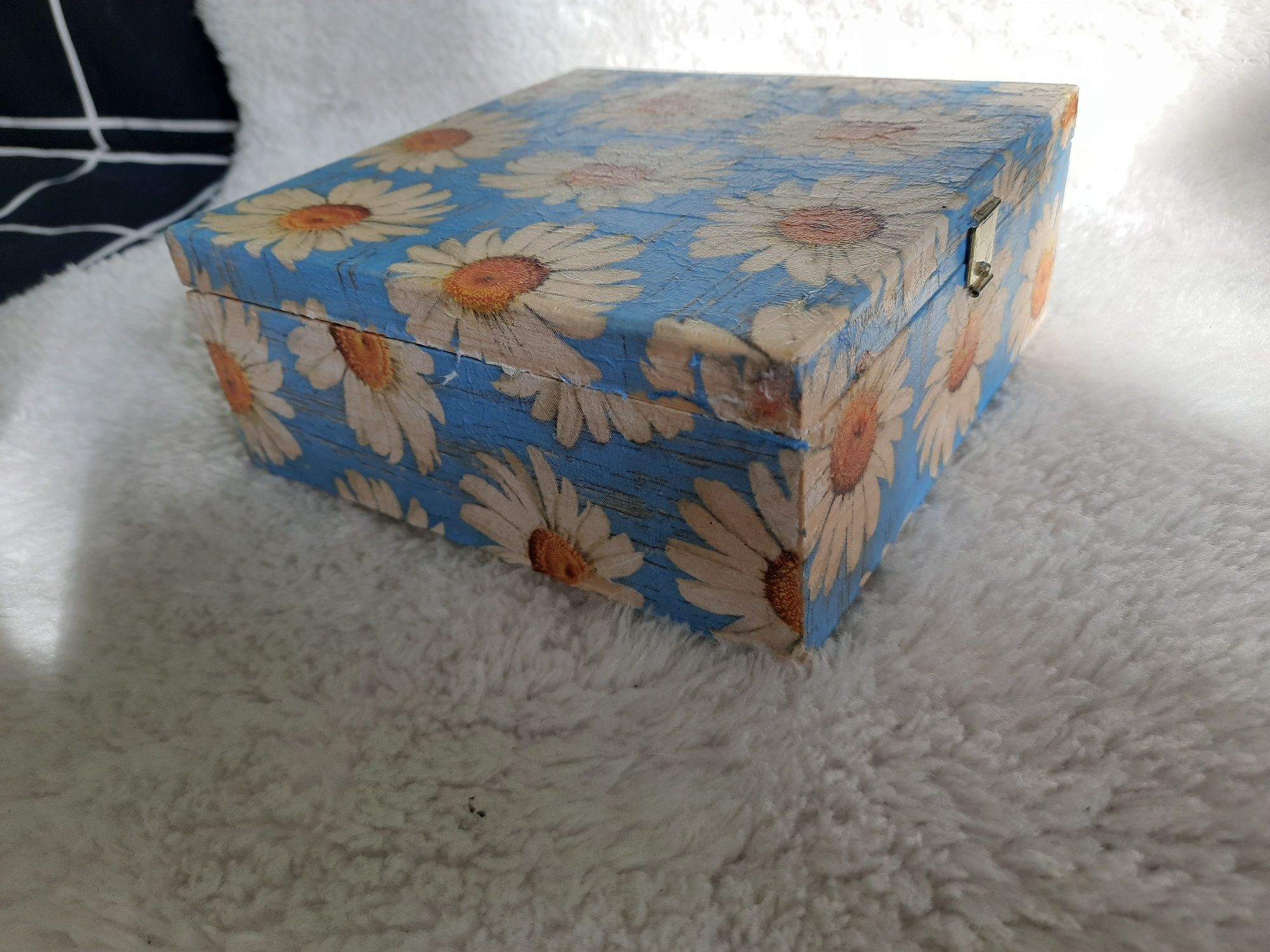 Skrzynka drewniana decoupage stokrotki