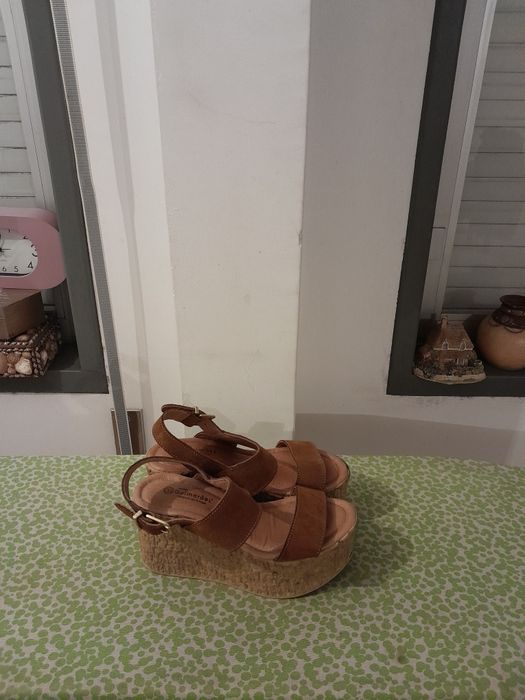 Vendo Sandálias de Senhora muito bonitas como novas