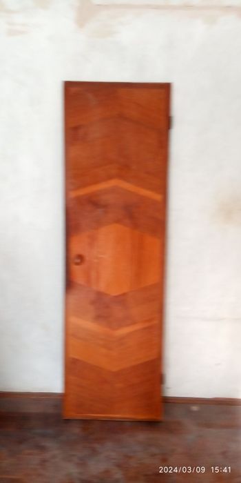 Продам б/в двері оздоблені дубовим шпоном.