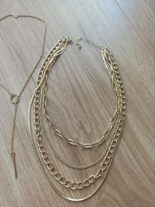 Zestaw czterech pozłacanych naszyjników