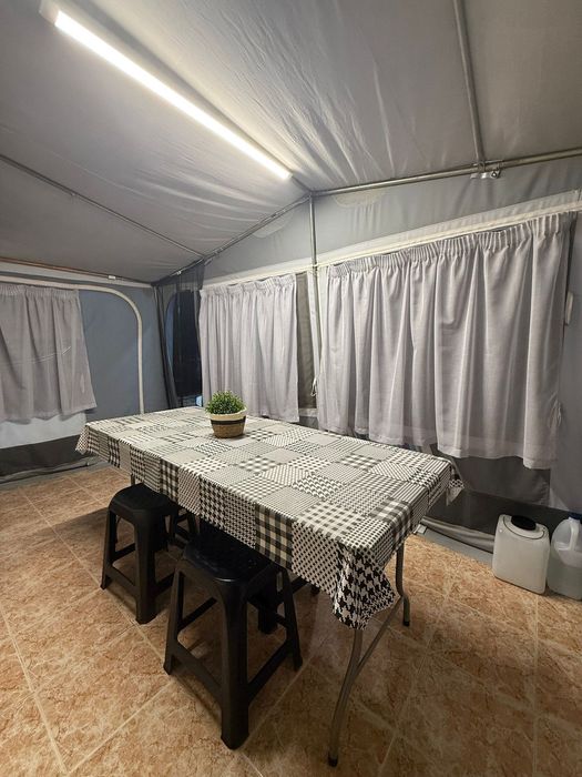 Vende-se Material roulotte c/ 2 camas, wc e avançado c/ cozinha