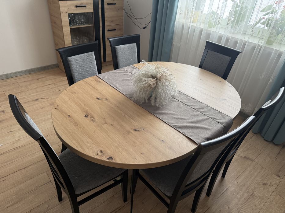 Stół z krzesłami. 145x110