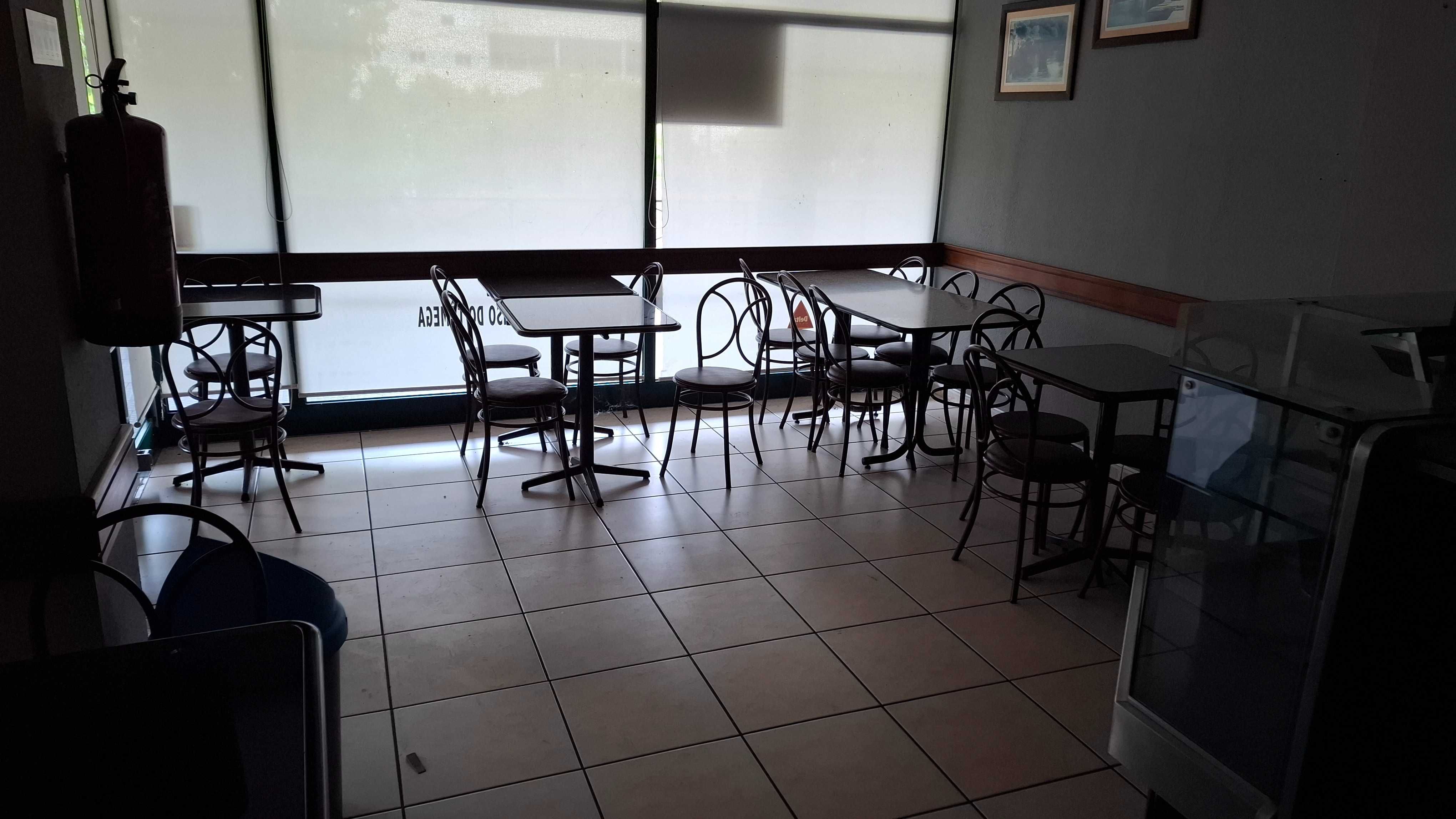 Mobiliário cadeiras e mesa