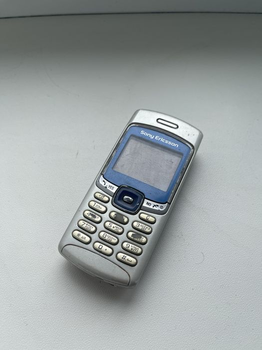 Кнопочний телефон Sony Ericsson