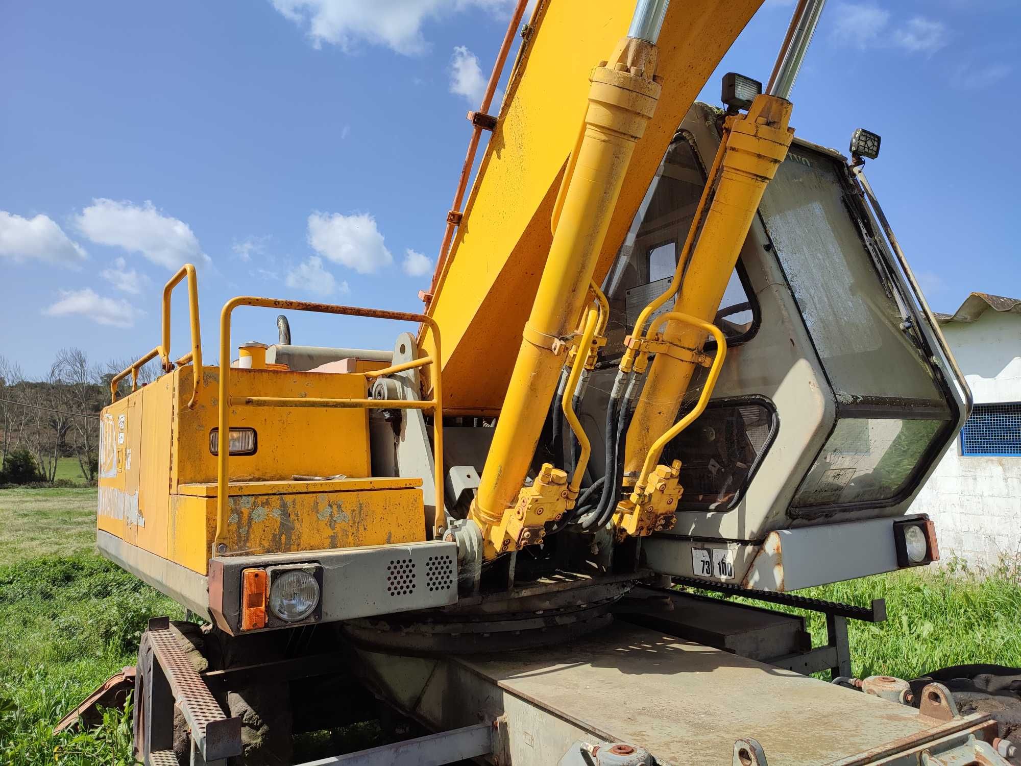 Escavatória Giratória JCB JS 150W (15,2t | Rodas)