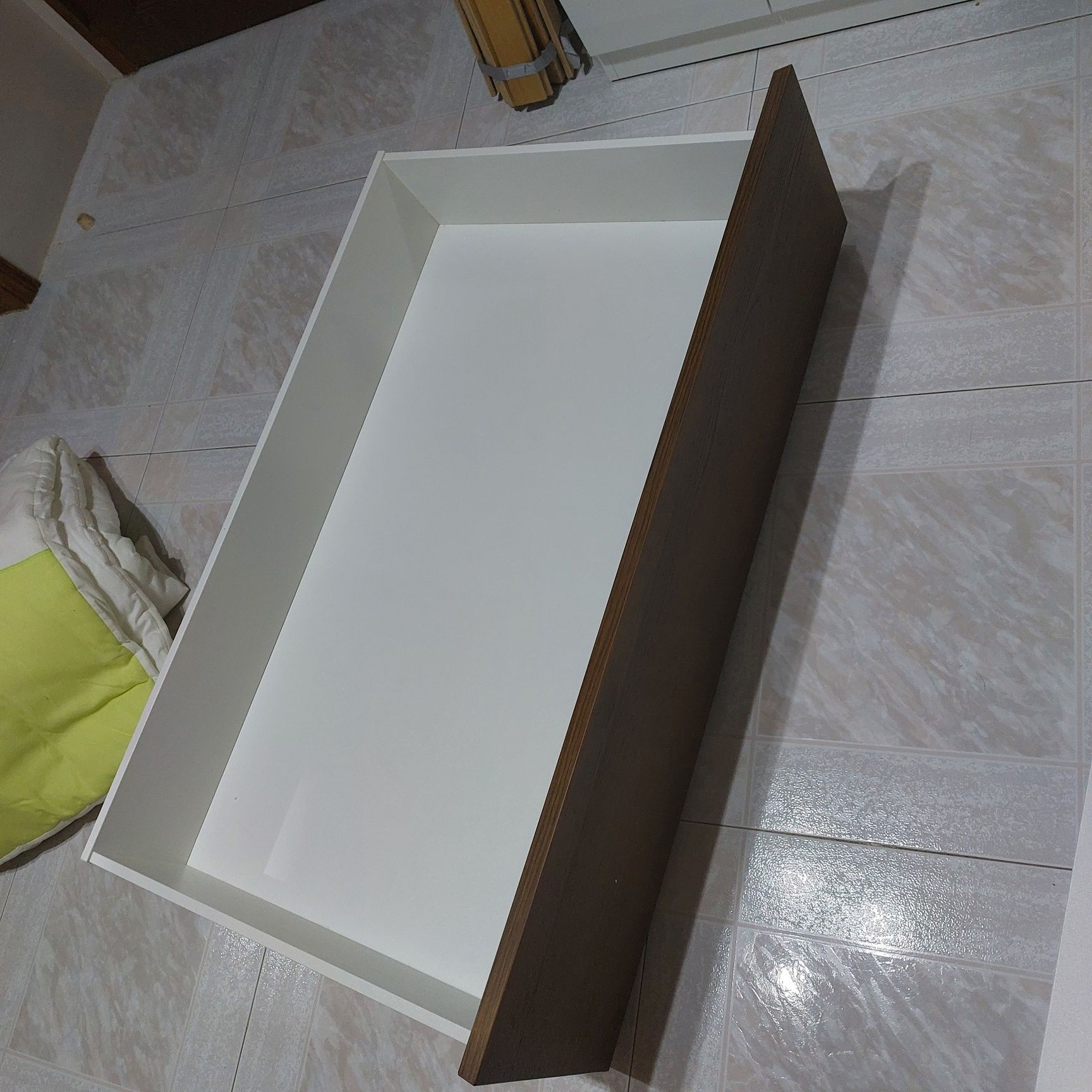 Cama de casal em bom estado