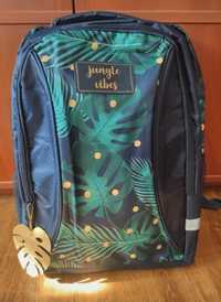 Plecak szkolny dwukomorowy firmy Paso
Wymiary: 42x30x16 cm.
Z metką.