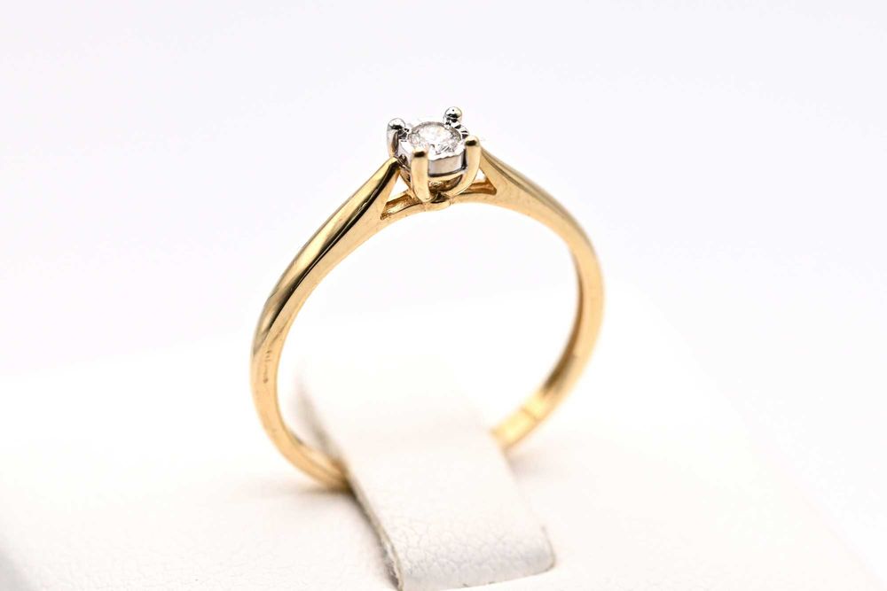 Klasyczny zaręczynowy pierścionek ze złota 585 brylant 0,06ct Apart