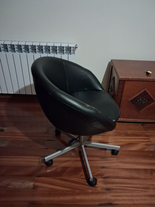 Cadeira giratória de escritório preta