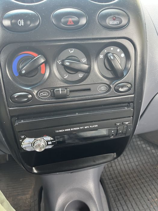 Radio samochodowe bt z wysuwanym ekranem