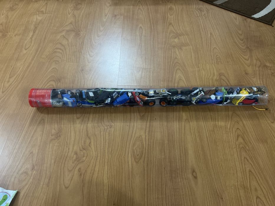 Tubo com + de 30 Carrinhos Metálicos e Monster Trucks
