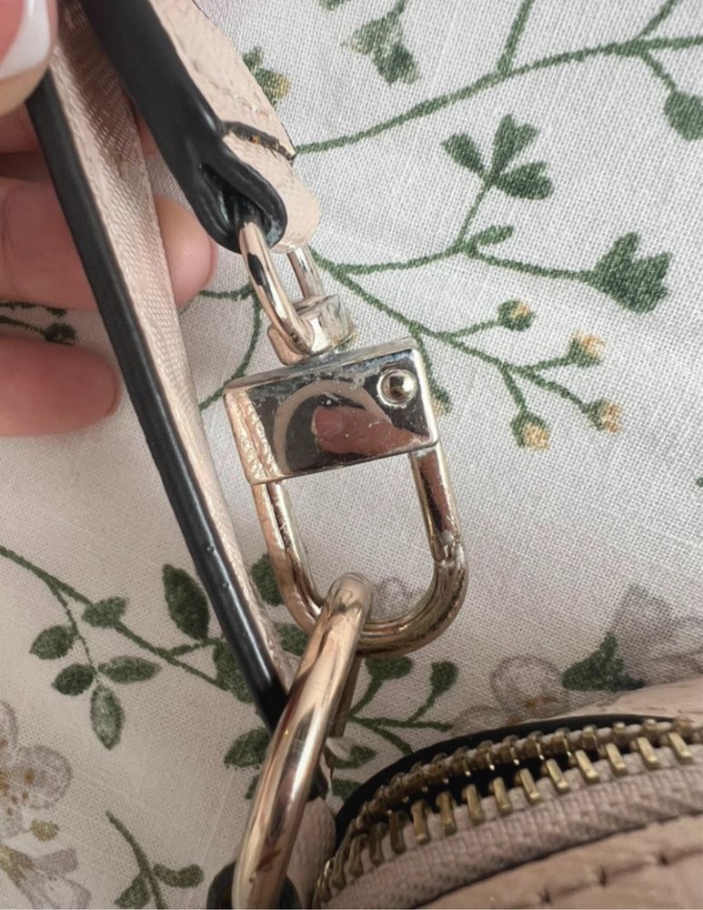 Torebka pikowana kremowa guess crossbody