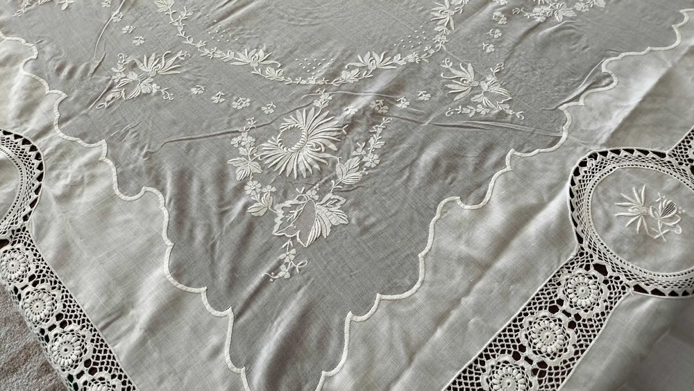 Toalha em linho e organza com bordado da Madeira 280x 140 cm