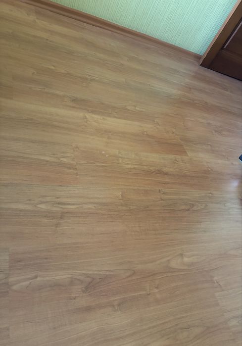 Ламінат в відміному стані  11.0 кв.м