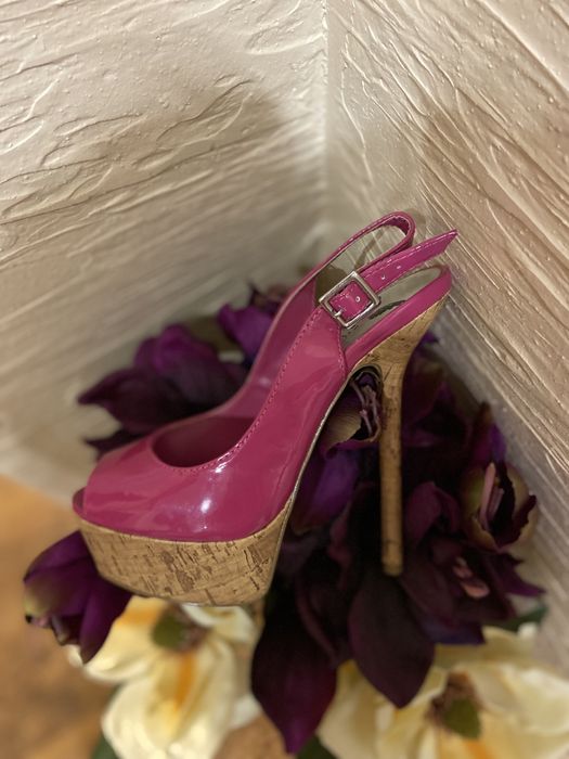 Розовые лаковые босоножки