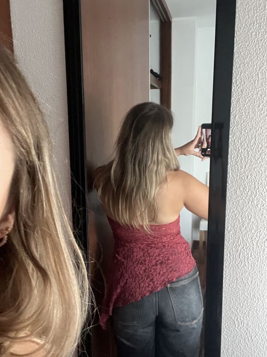 Top vermelho de renda