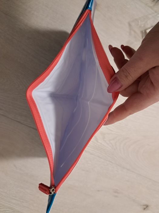 Dmuchana poduszka plażowa z kieszenią Rossmann