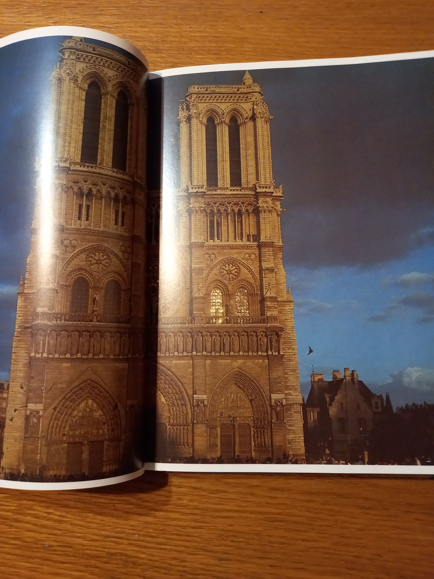 Книга о Париже на английском языке.