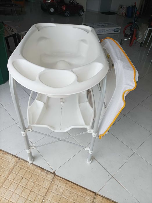 Banheira para bebé com móvel