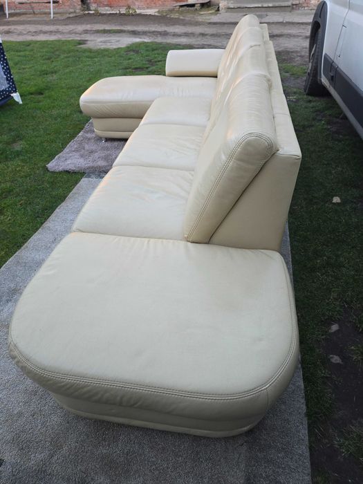 Narożnik skórzany w kolorze ecru, bez funkcji spania z pojemnikiem