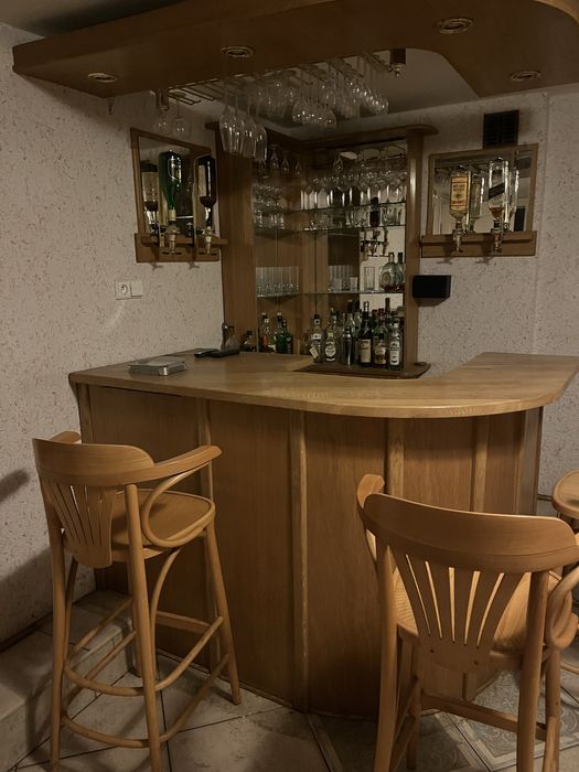 Drewniany barek na alkohol z lustrem i podświetleniem + 3 hockery