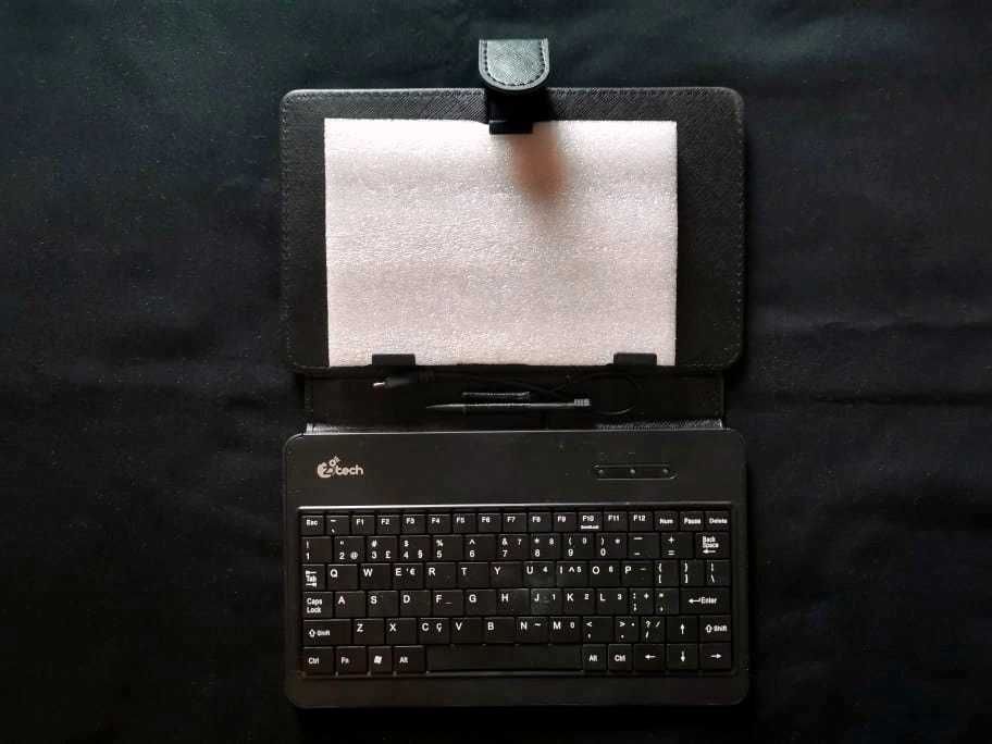 Capa com teclado para tablet 7" nunca usada