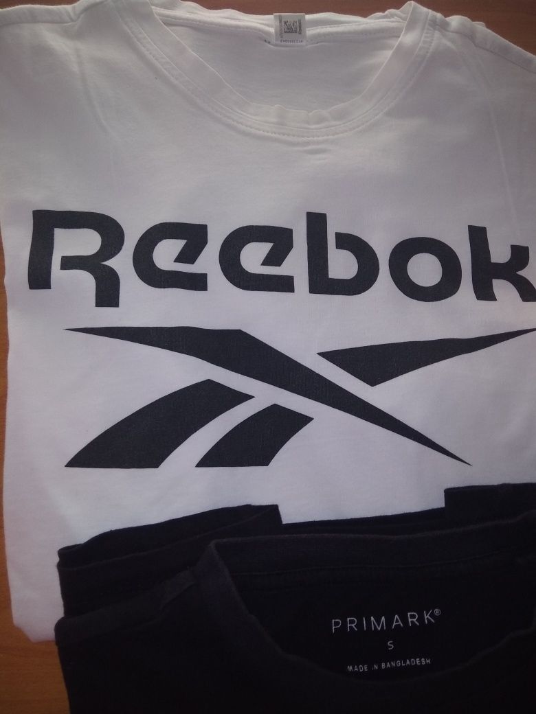 T-shirt  branca Reebok e t-shirt preta Primark .tam S. Manga curta.