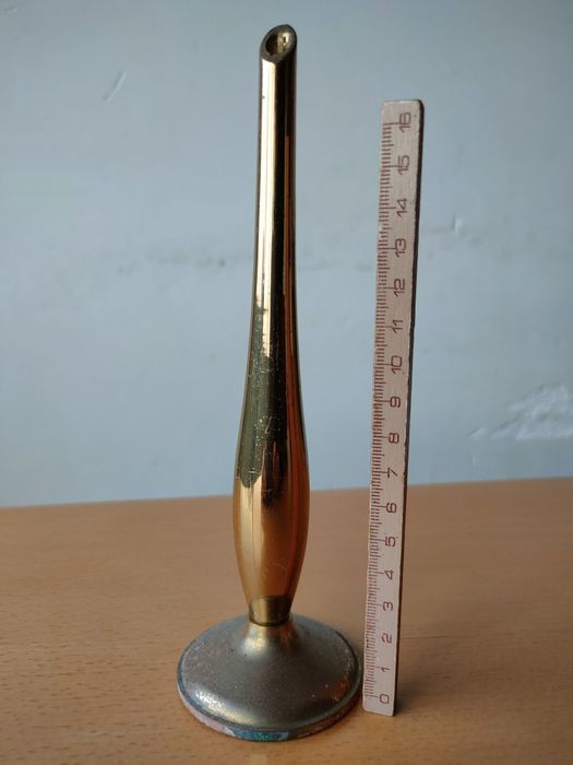 Jarra vintage dourada para uma flor.