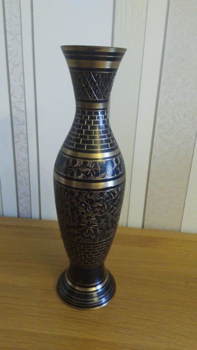 б/у Ваза Индия. Высота 32 см. Металл
