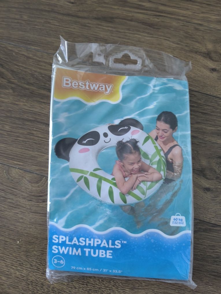 dmuchane koło do pływania  w kształcie pandy.