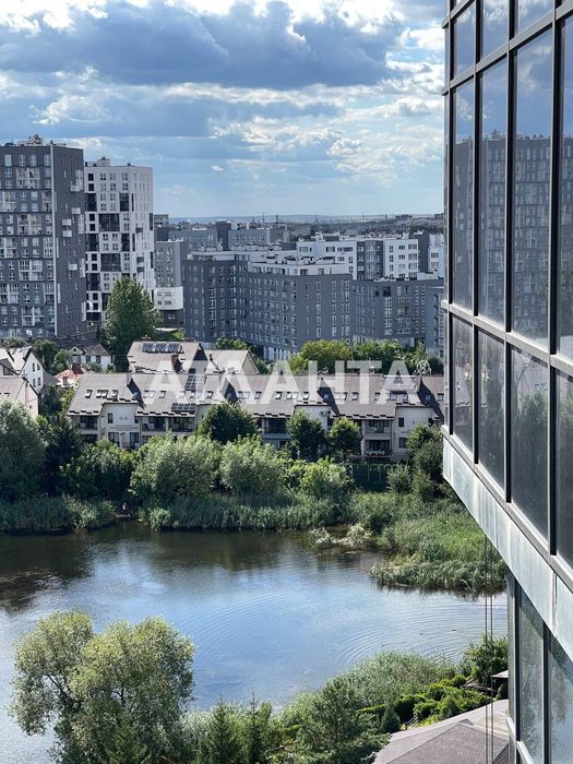 Продаж трикімнатної квартири з панорамним виглядом на озеро