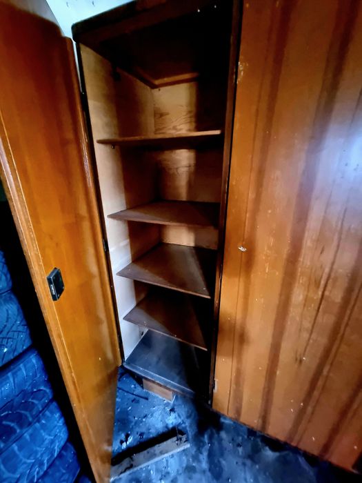 Sprzedam starą szafę.