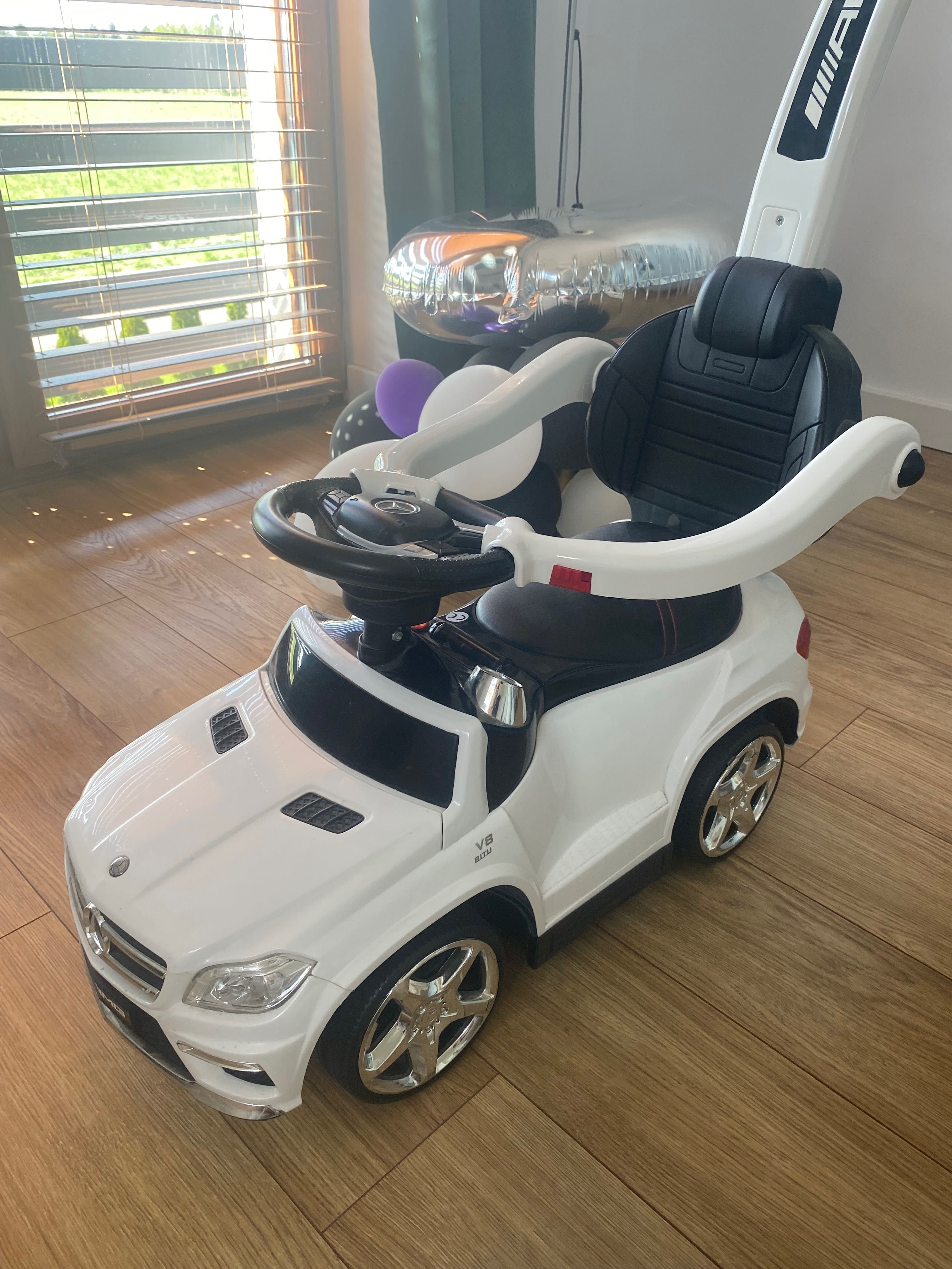 Samochód jeździł Mercedes