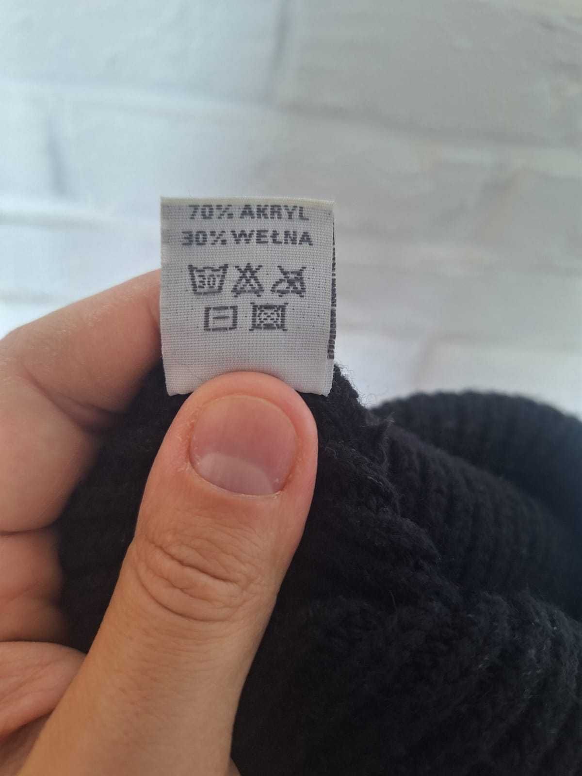 Zestaw zimowych męskich akcesoriów, szaliki czapka rękawiczki kalesony