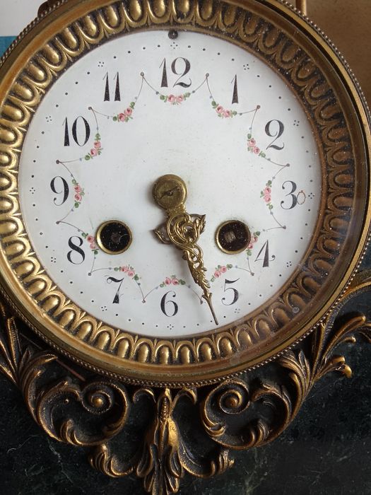 Relógio de mesa em mármore