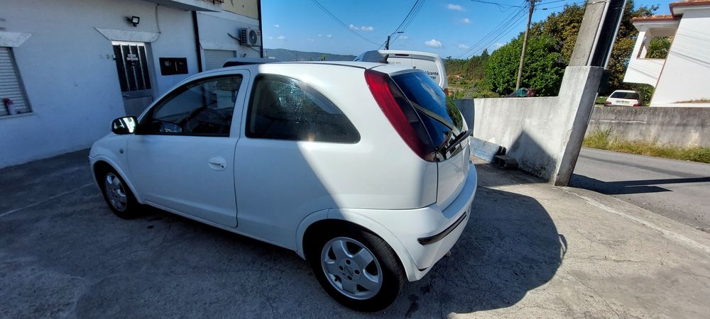 Opel Corsa 2005 comercial