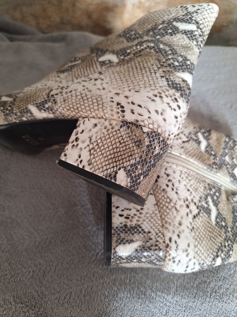 Botas em print da Zara