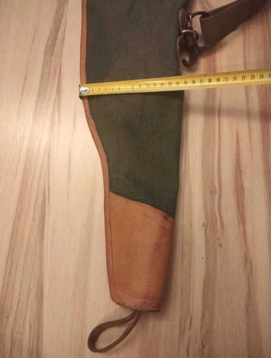 Parciany pokrowiec na wiatrówkę z  wyściółką i paskiem.