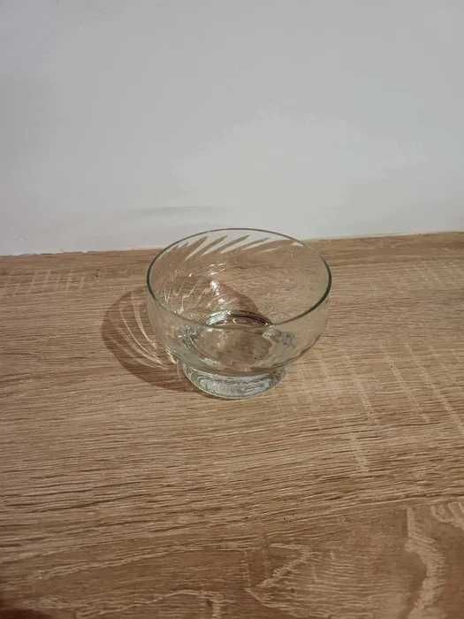 Ozdobny szklany pucharek