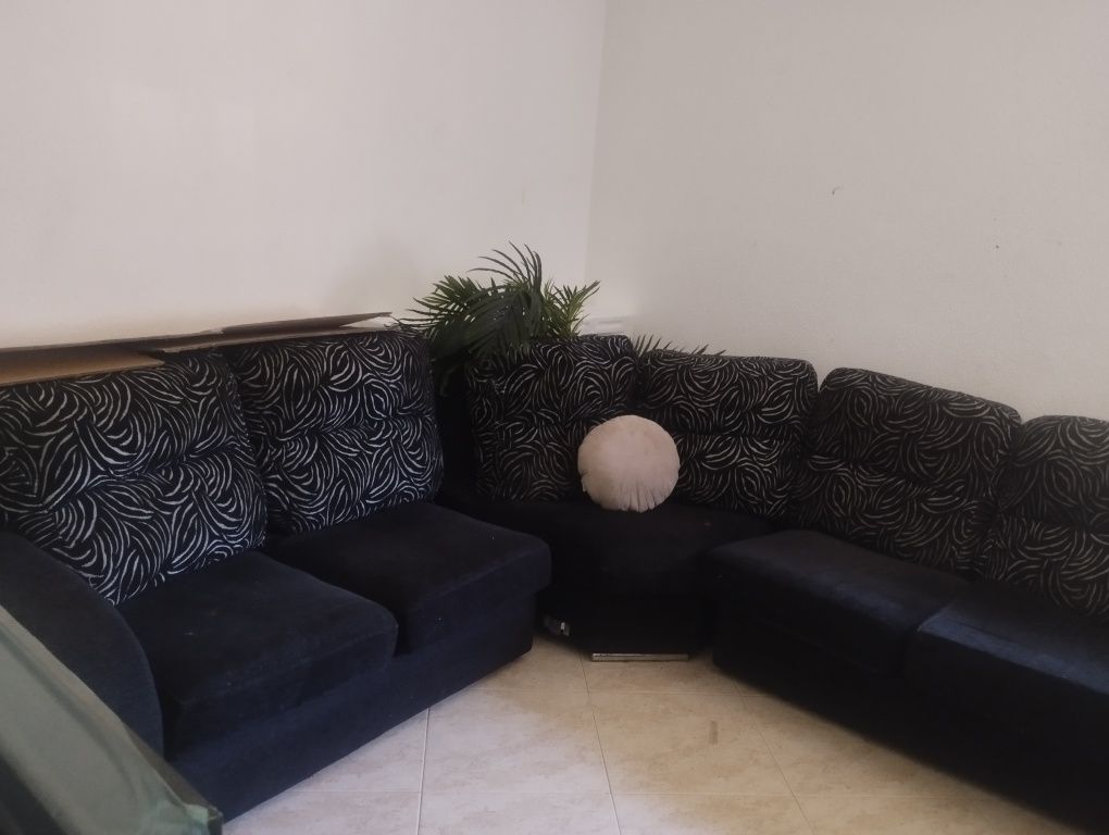 Sofá preto curvado
