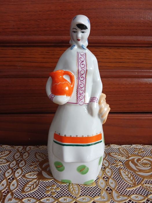 Продам вінтажну порцелянову статуетку